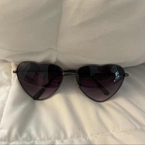 Women’s Fashion Thin Metal Heart Shaped Sunglasses Black - Picture 3 of 4